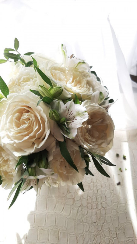 Букет невесты с белыми розами и гвоздикой