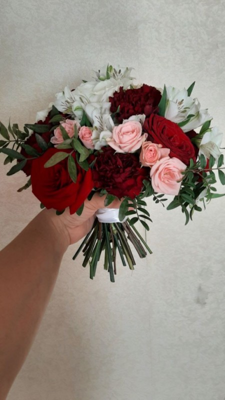 Букет невесты с темно красной гвоздикой и розой