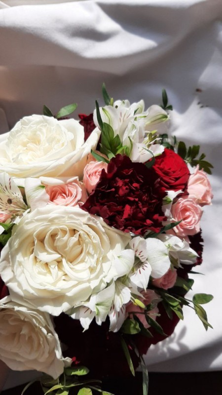 Букет невесты с темно красной гвоздикой и розой