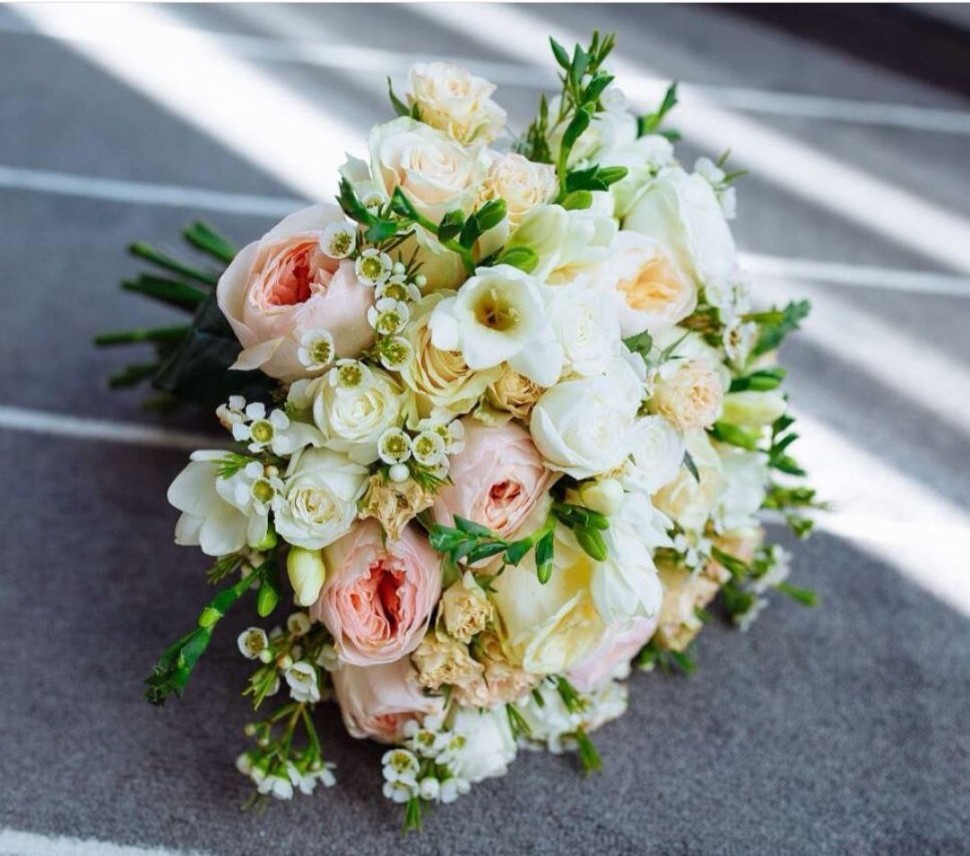 Букет невесты с хамелациумом и фрезией