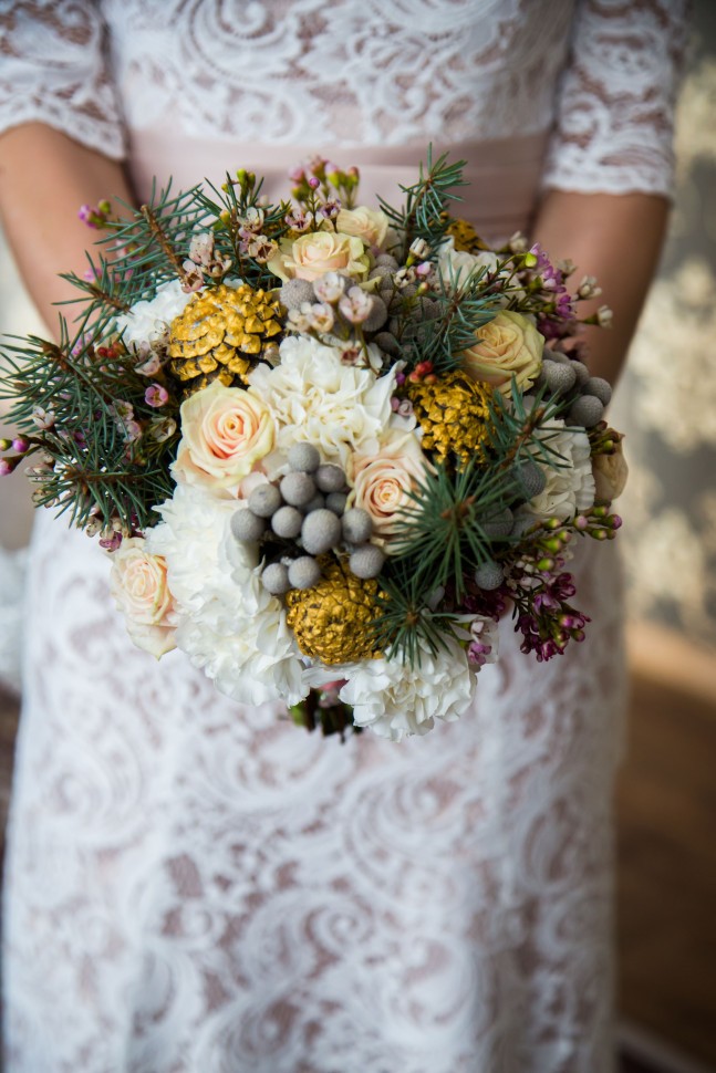 Букет невесты с шишками