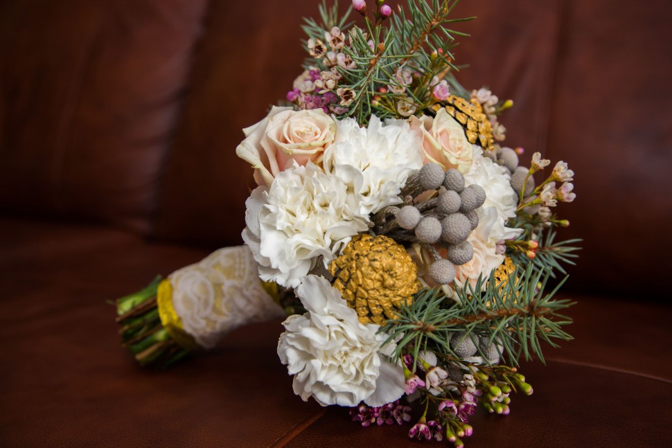 Букет невесты с шишками