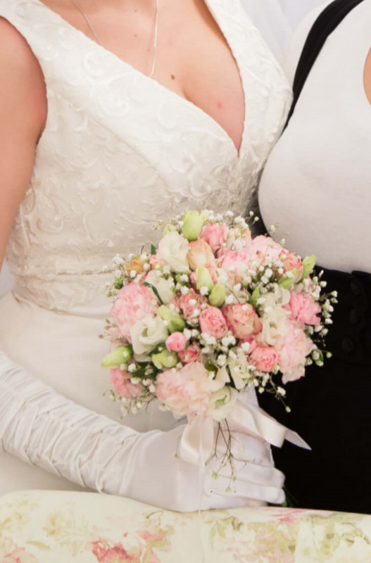 Букет невесты с розовой розой и гипсофилой