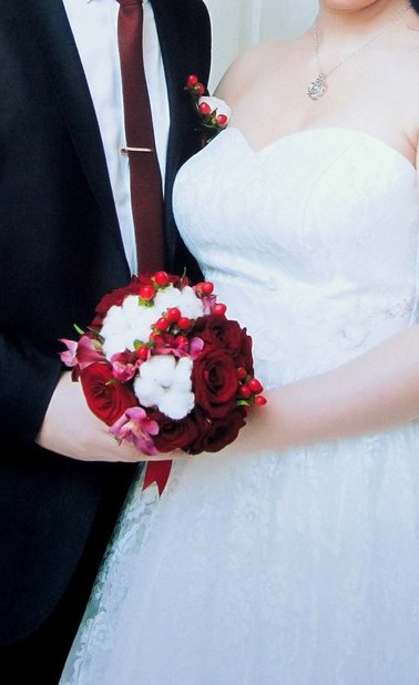 Букет невесты с хлопком и красной розой