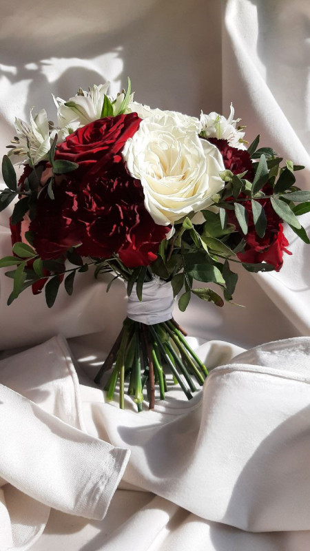 Букет невесты с темно красной гвоздикой и розой