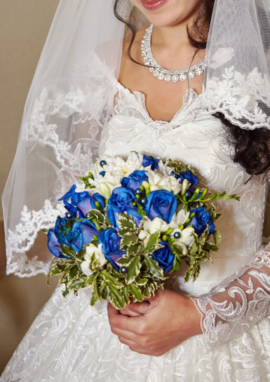 Букет невесты с синий розой и белой хризантемой