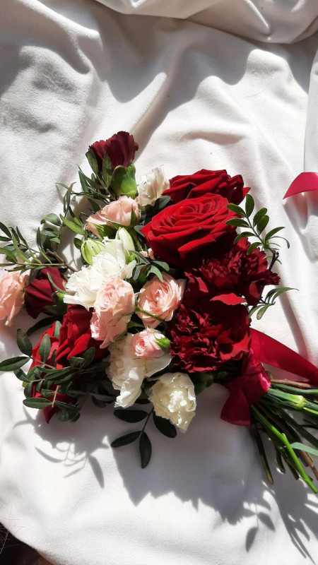 Букет невесты с красной гвоздикой и розой