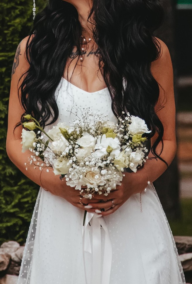 Букет невесты  с белой розой и гипсофилой