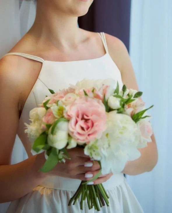 Букет невесты с пионами и розовой розой