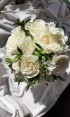 Букет невесты с белыми розами и гвоздикой