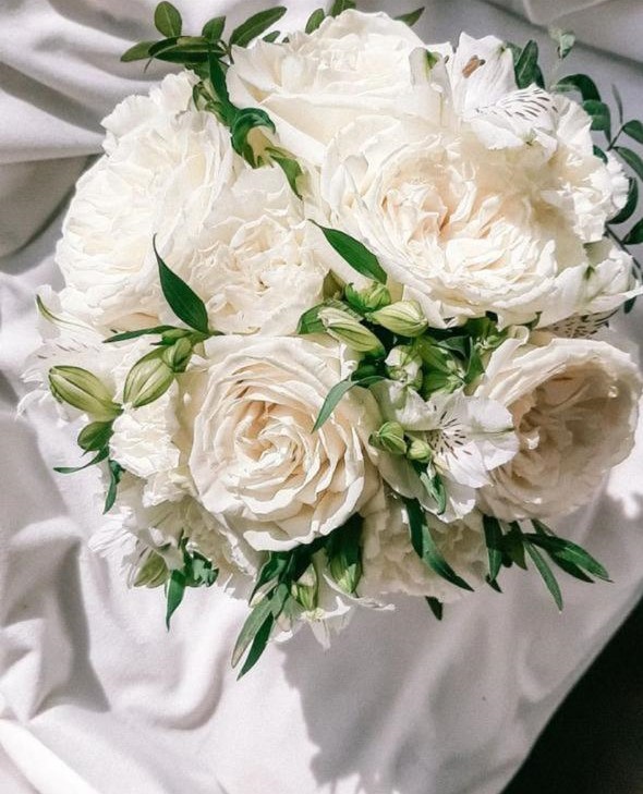 Букет невесты с белыми розами и гвоздикой