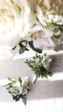 Букет невесты с белыми розами и гвоздикой