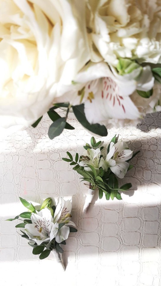 Букет невесты с белыми розами и гвоздикой