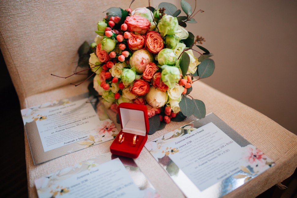 Букет невесты с веточками и гиперикумом