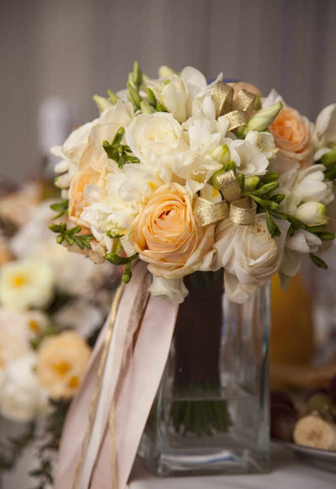 Букет невесты с золотыми оттенками