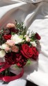 Букет невесты с красной гвоздикой и розой