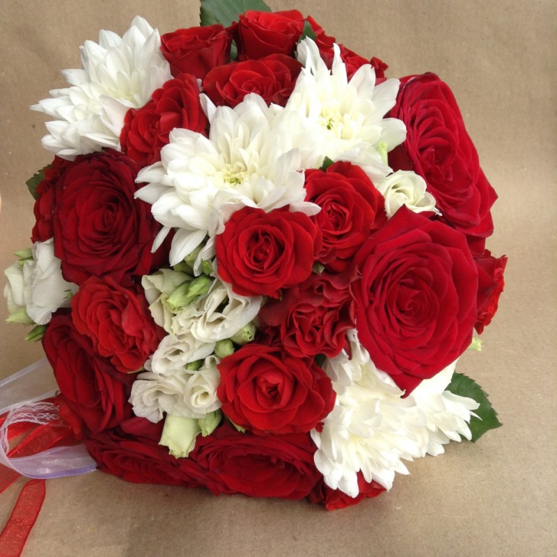 Букет невесты с красными розами