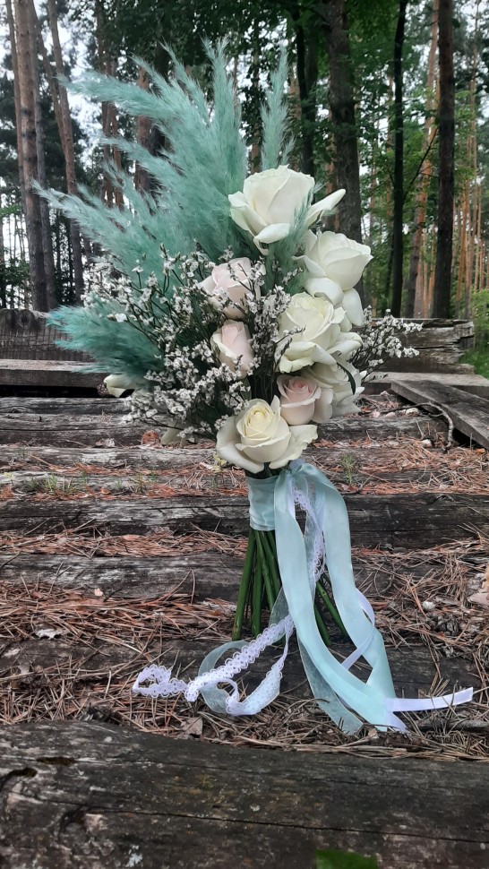 Букет невесты с крашенной пампасной травой