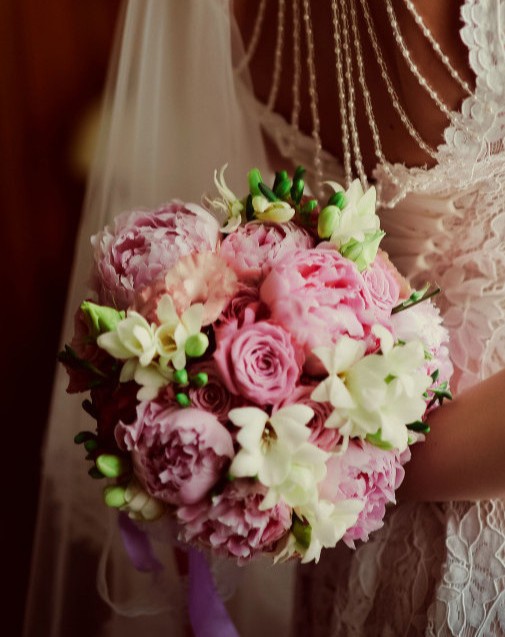 Букет невесты с пионами и розами