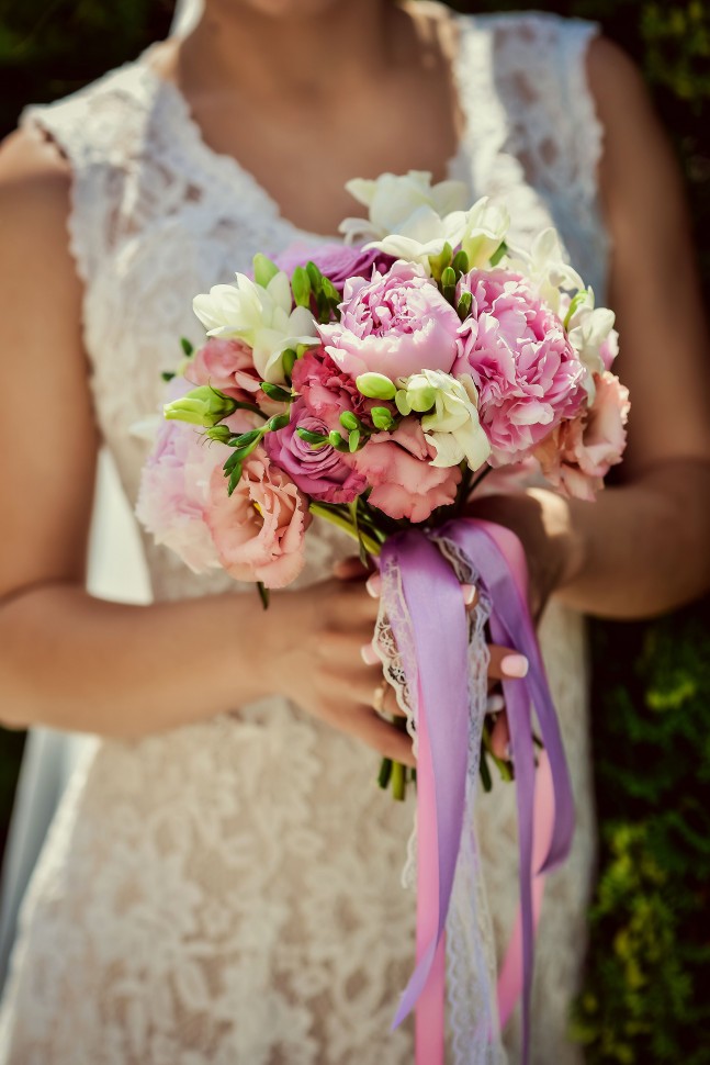 Букет невесты с пионами и розами