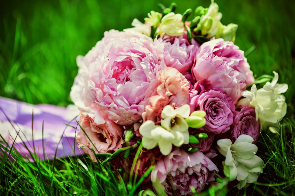 Букет невесты с пионами и розами