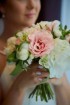 Букет невесты с пионами и розовой розой