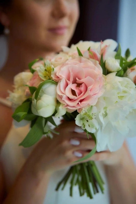 Букет невесты с пионами и розовой розой