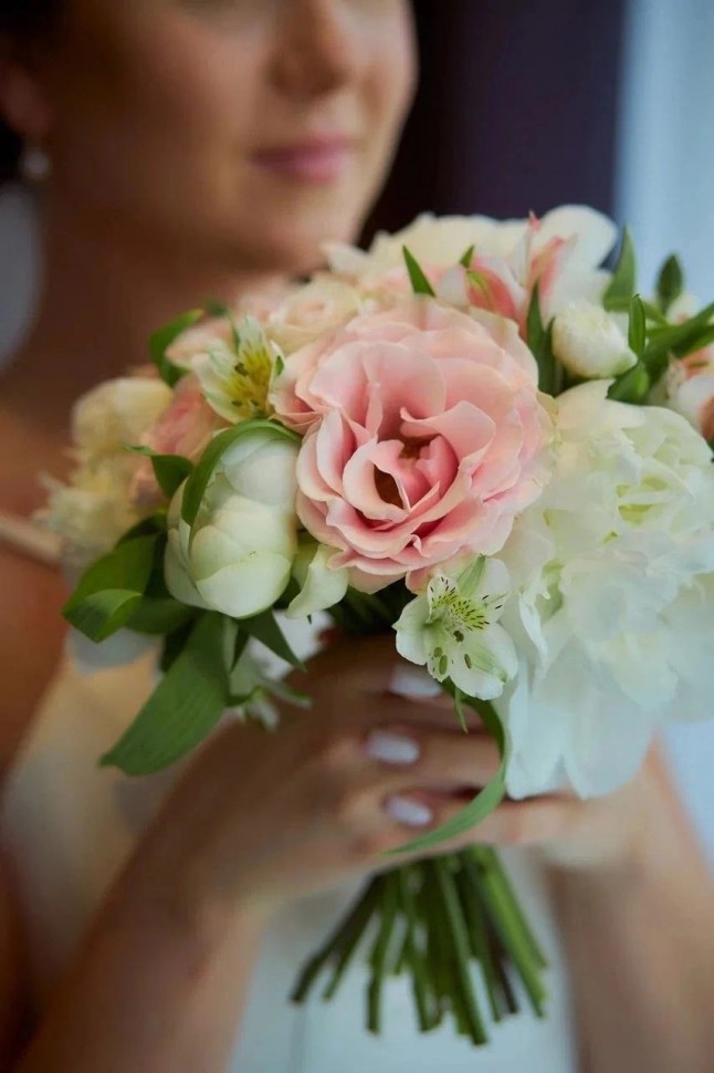Букет невесты с пионами и розовой розой