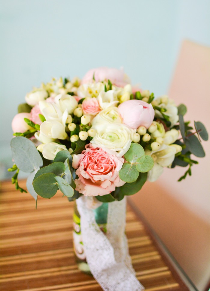 Букет невесты с пионом и ранункулюсом