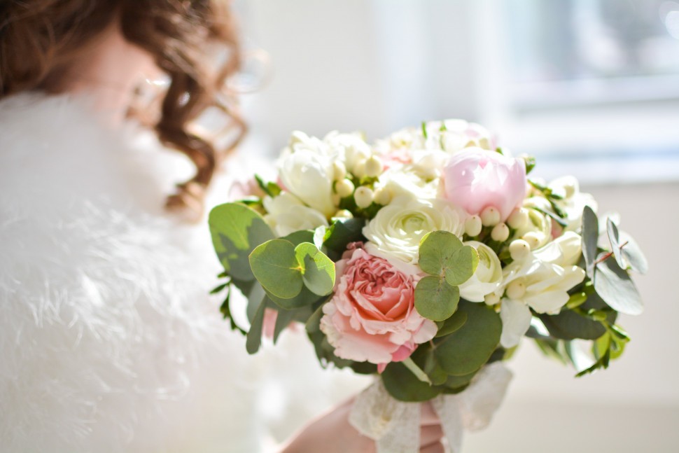 Букет невесты с пионом и ранункулюсом