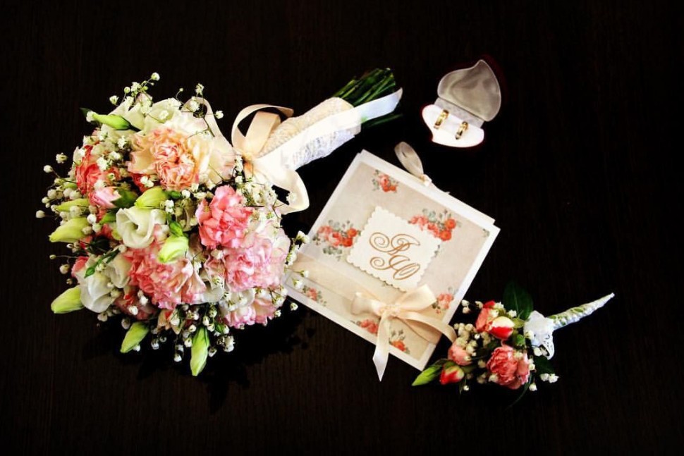 Букет невесты с розовой розой и гипсофилой