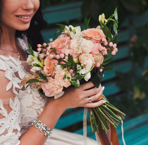 Букет невесты с розовым гиперикумом