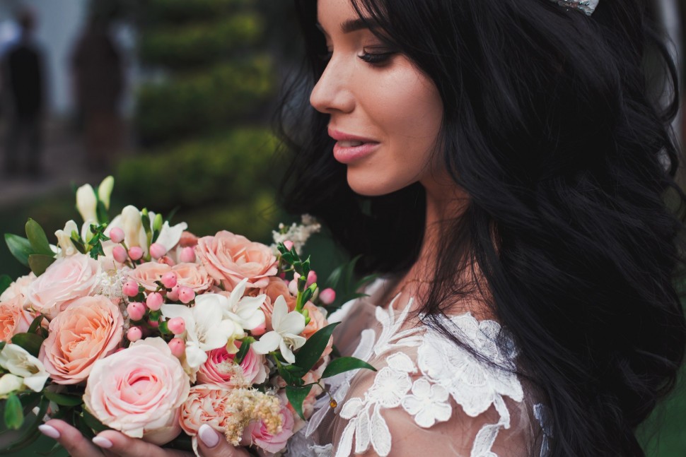 Букет невесты с розовым гиперикумом