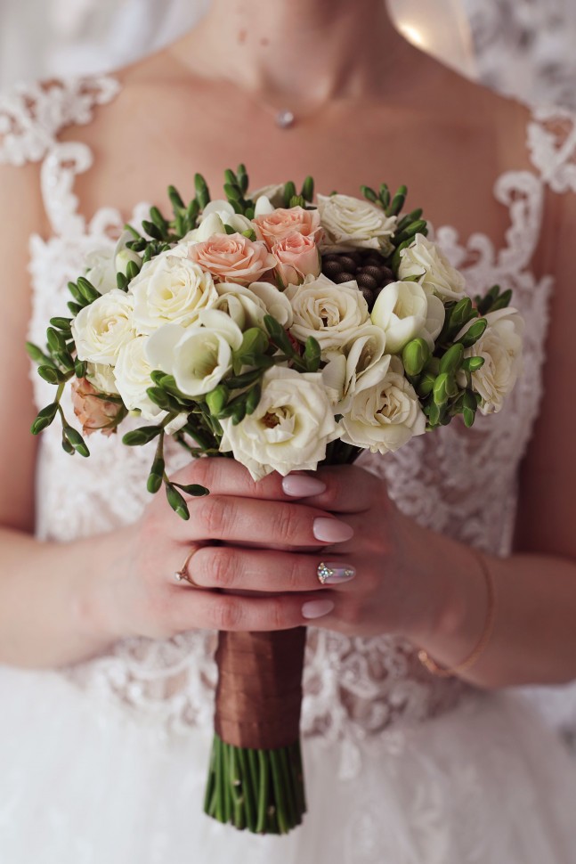 Букет невесты с розой и фрезией