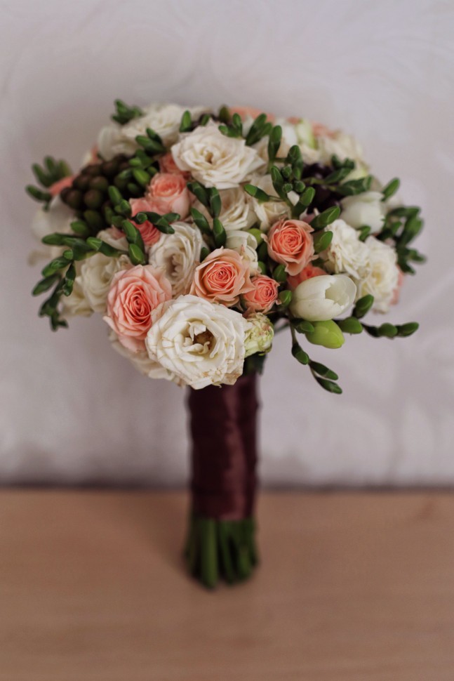 Букет невесты с розой и фрезией