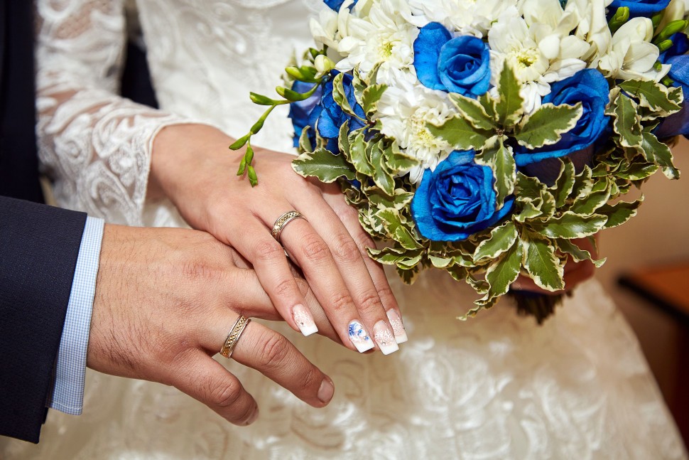 Букет невесты с синий розой и белой хризантемой