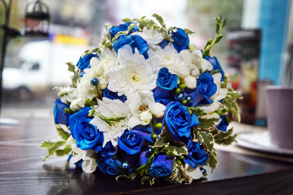 Букет невесты с синий розой и белой хризантемой
